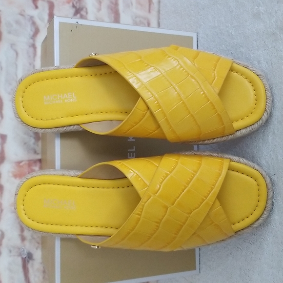 New Michael Kors Linden Croc-Embossed Sandals - Picture 10 of 13